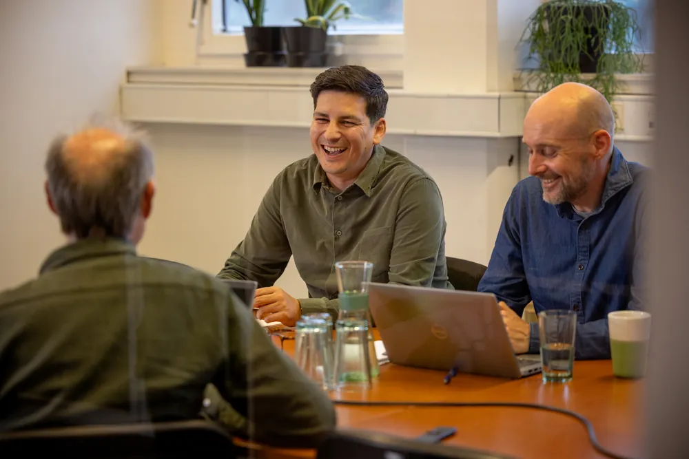 Parknets projektledere til møde omkring et bord