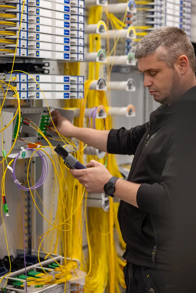 Parknet-tekniker måler på fiberkabler