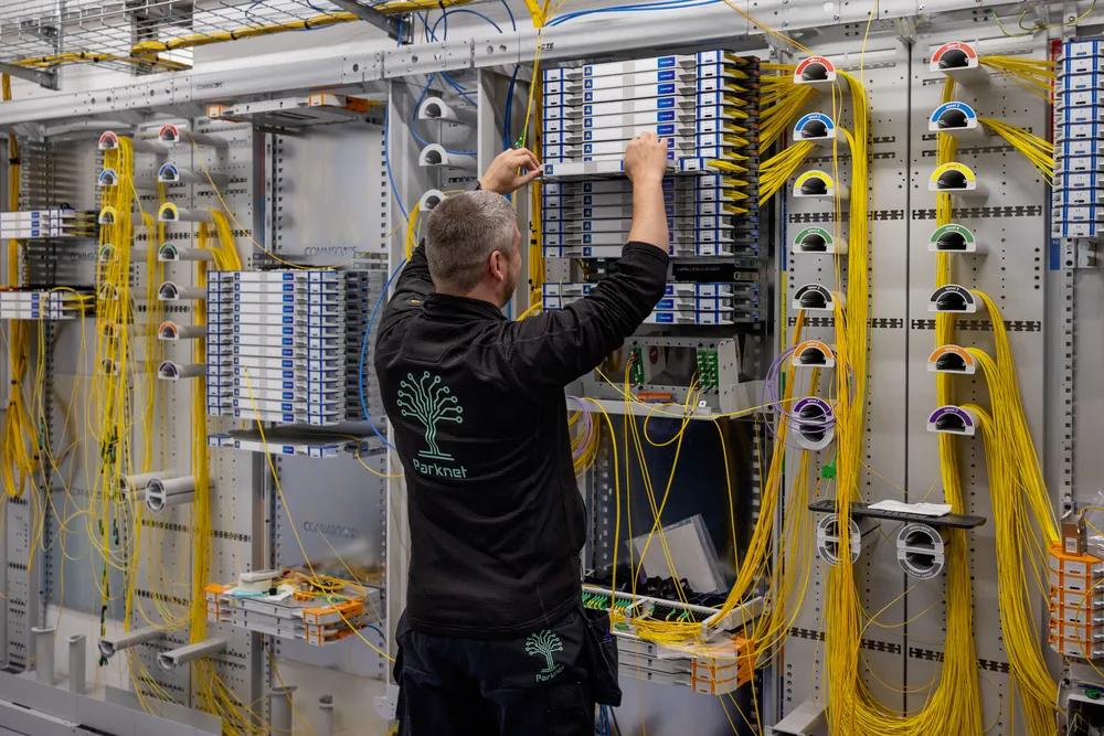 Parknet-tekniker ved et fiberrack